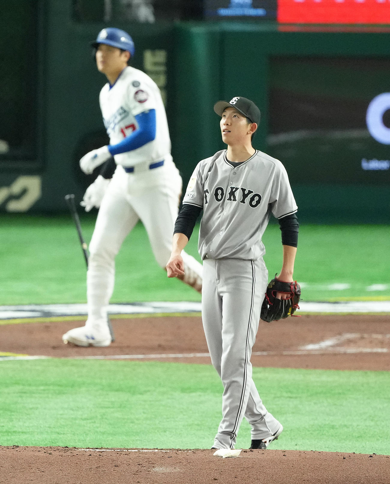 巨人対ドジャース　3回表ドジャース無死二塁、大谷（後方）に右越え2点本塁打を浴びた戸郷（撮影・足立雅史）
