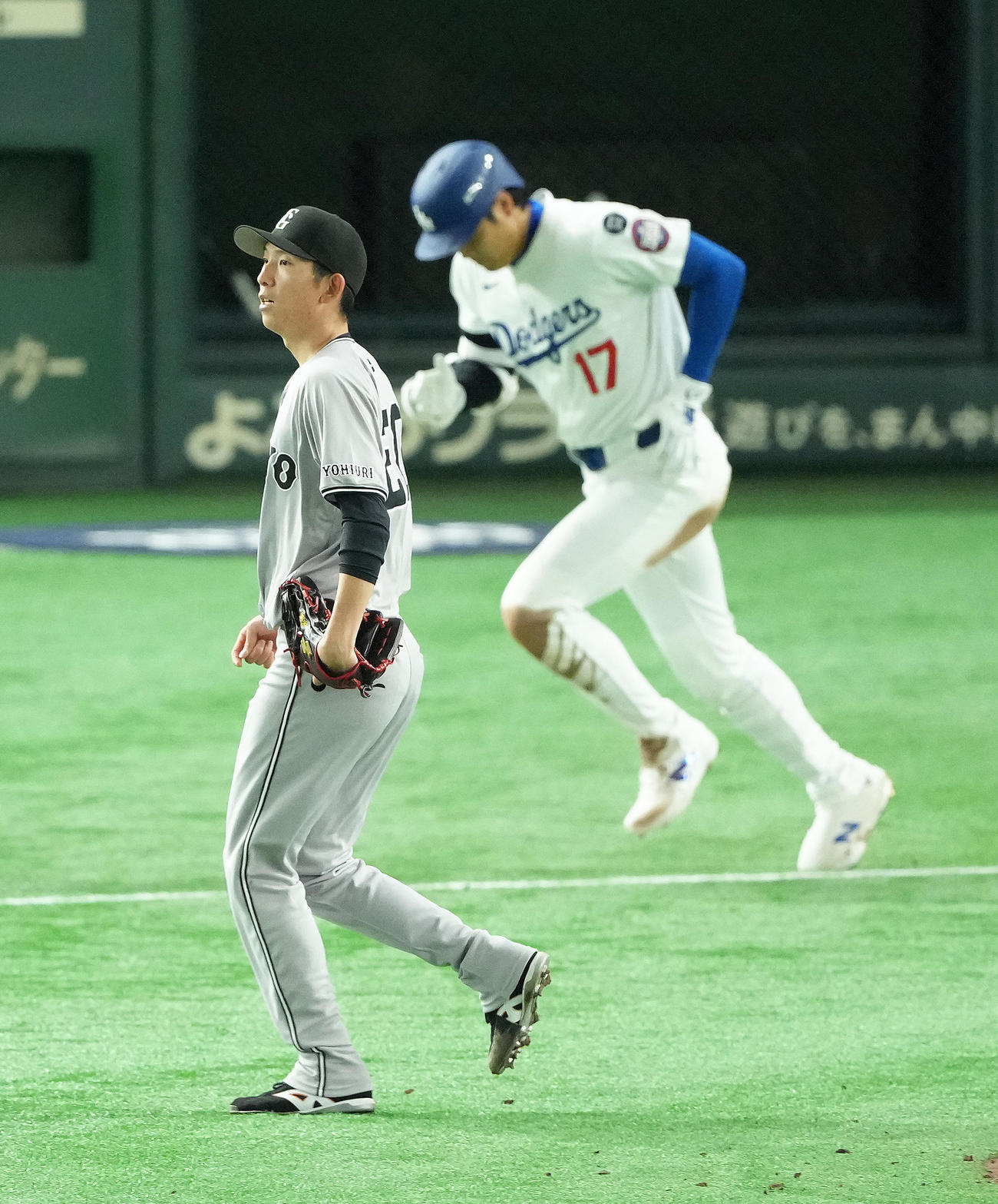 巨人対ドジャース　5回表ドジャース無死、大谷（後方）を二ゴロに仕留めた戸郷（撮影・足立雅史）