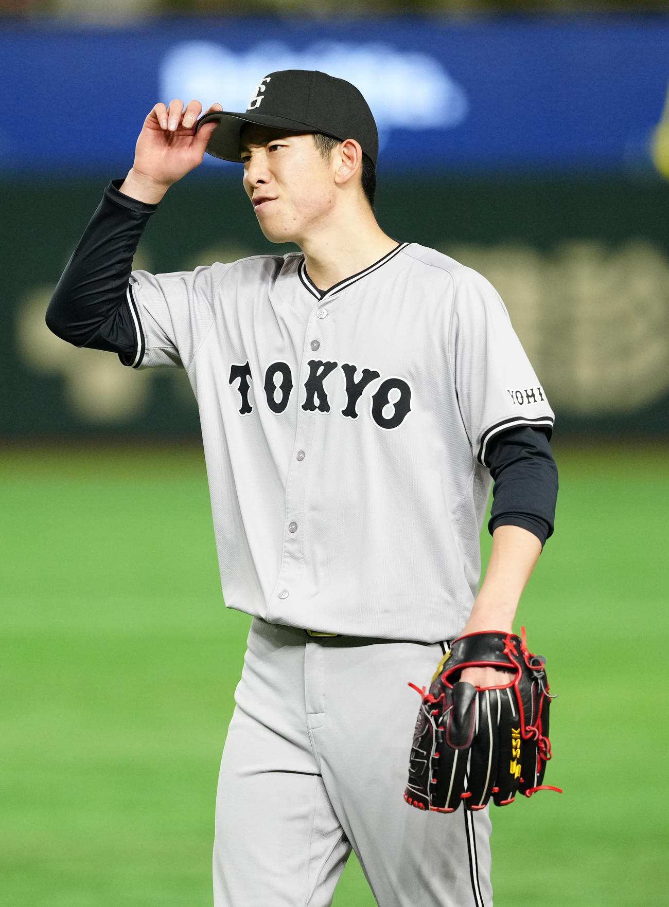 巨人対ドジャース　5回表終了後、ベンチに引き揚げる巨人先発の戸郷（撮影・江口和貴）
