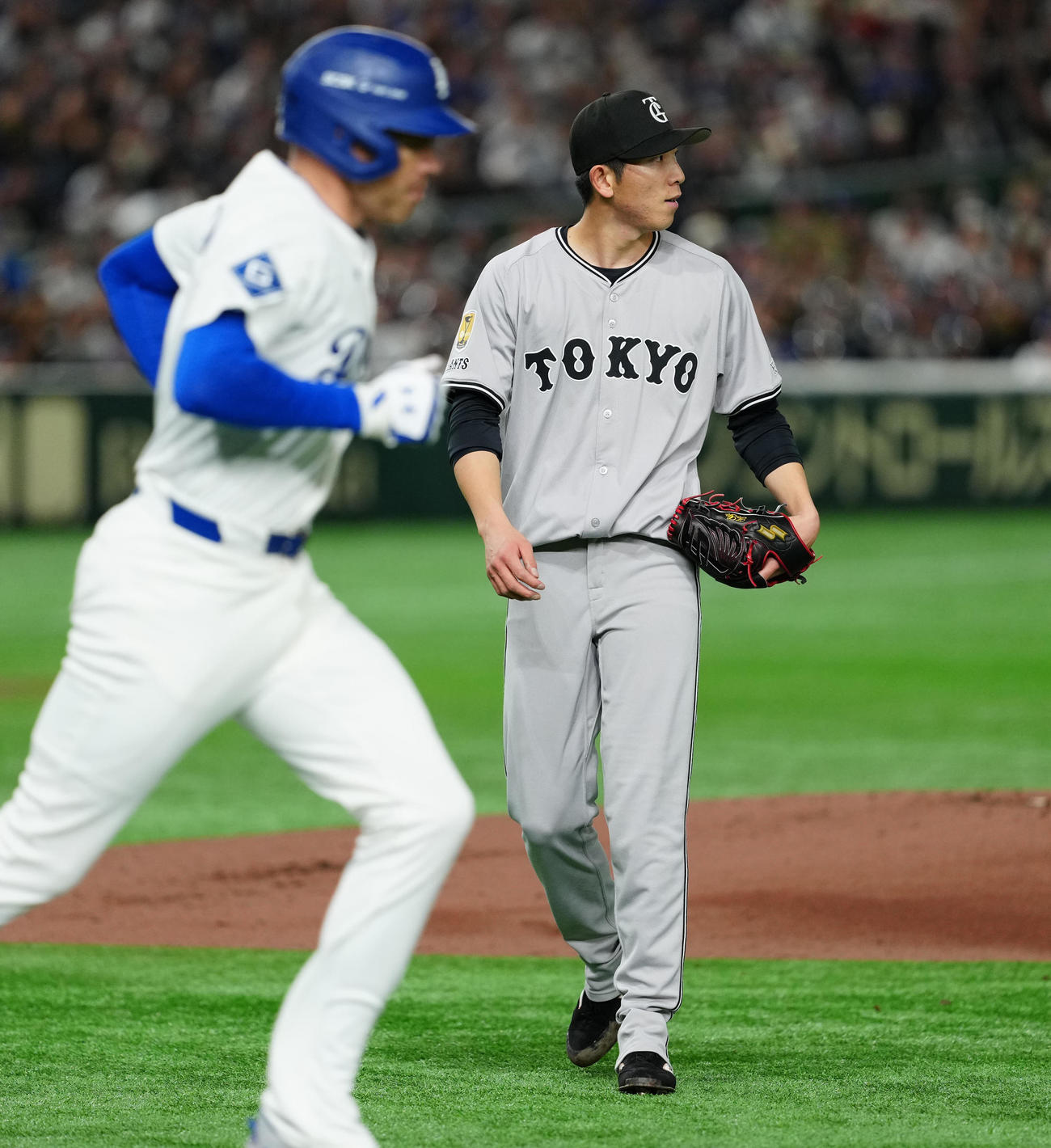 巨人対ドジャース　1回表ドジャース2死、フリーマン（左）を二ゴロに仕留めた戸郷（撮影・江口和貴）