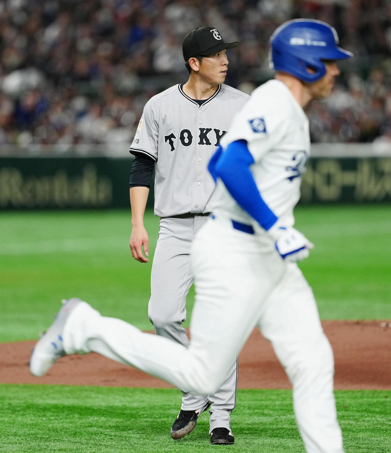 巨人対ドジャース　1回表ドジャース2死、フリーマン（手前）を二ゴロに仕留めた戸郷（撮影・江口和貴）