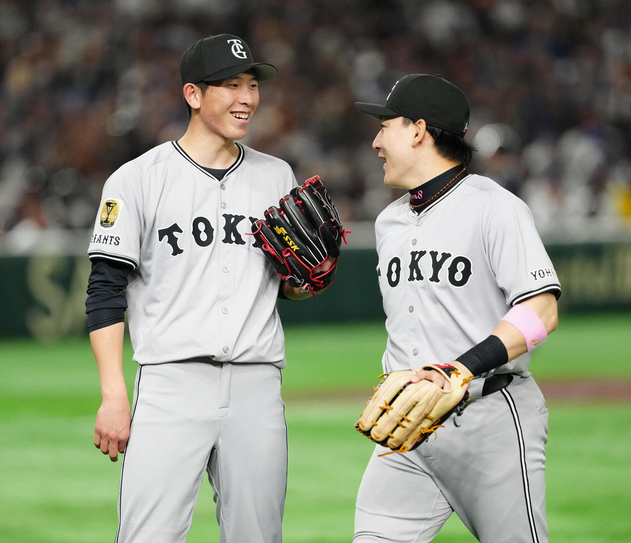 巨人対ドジャース　6回表終了後、ベンチに引き揚げる巨人先発戸郷（左）。右は丸（撮影・江口和貴）