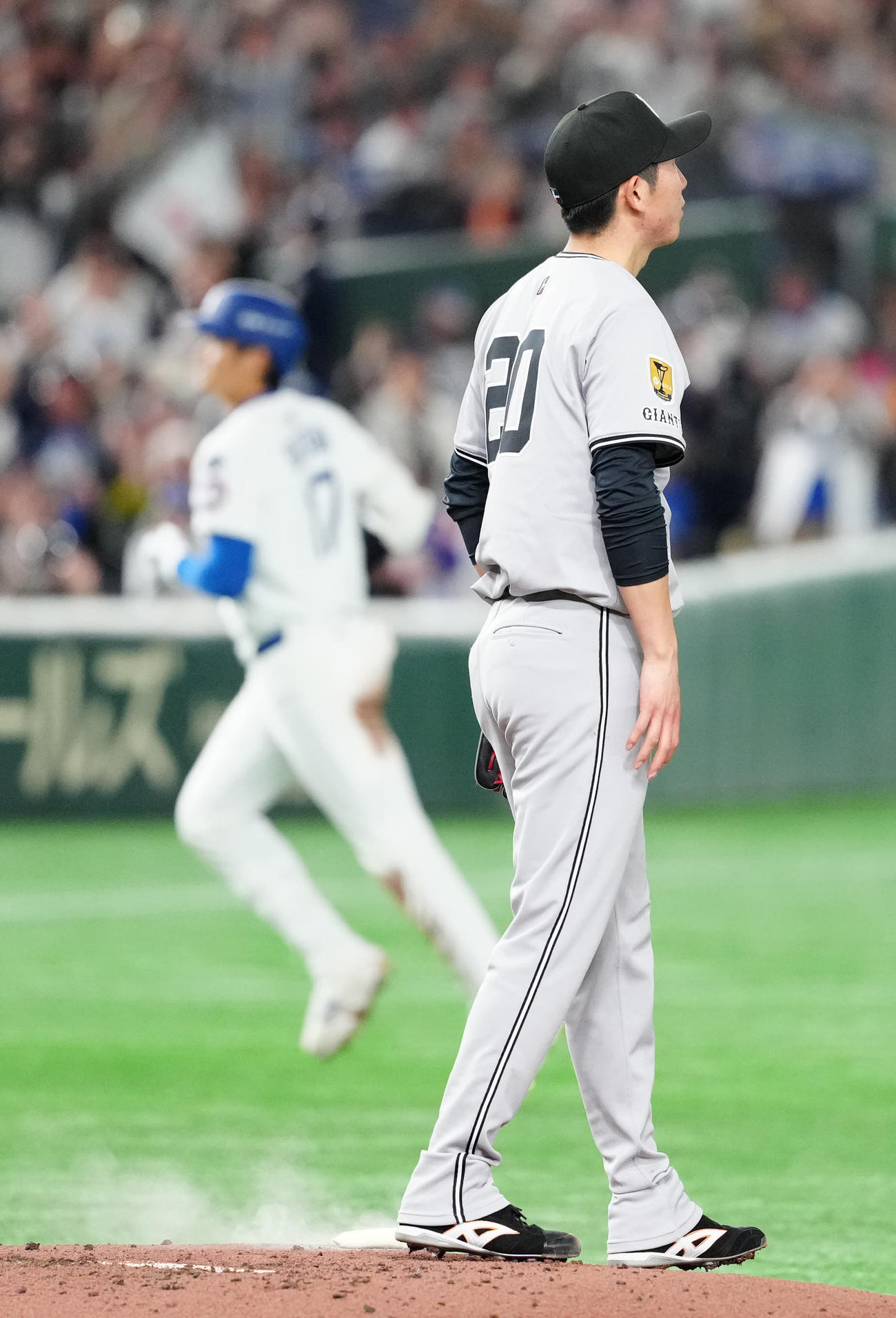 巨人対ドジャース　3回表ドジャース無死二塁、大谷（後方）に2点本塁打を浴びる戸郷（撮影・江口和貴）