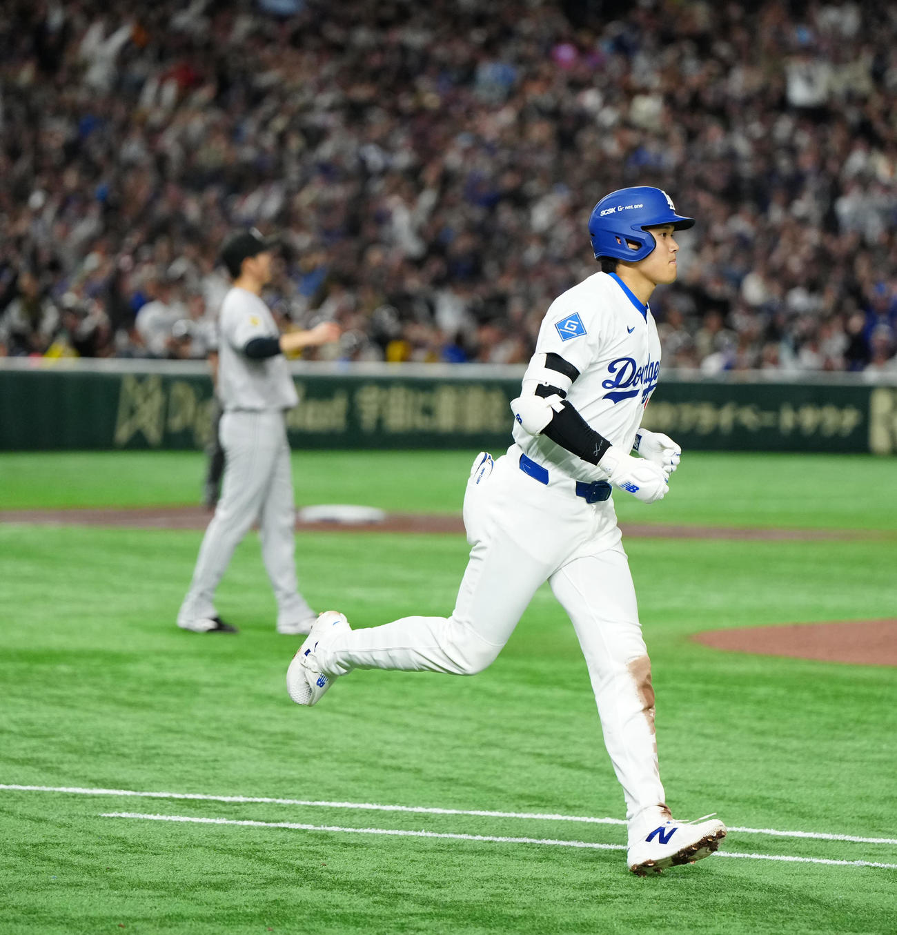 巨人対ドジャース　3回表ドジャース無死二塁、戸郷（後方）から2点本塁打を放つ大谷（撮影・江口和貴）