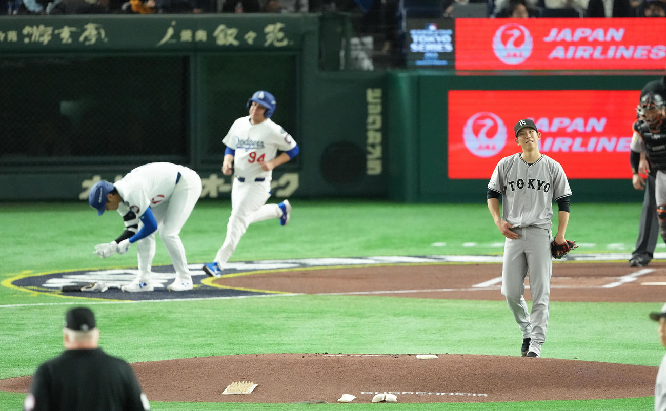 巨人対ドジャース　1回表ドジャース無死、大谷（左）に四球を与え、首をかしげる戸郷（撮影・足立雅史）