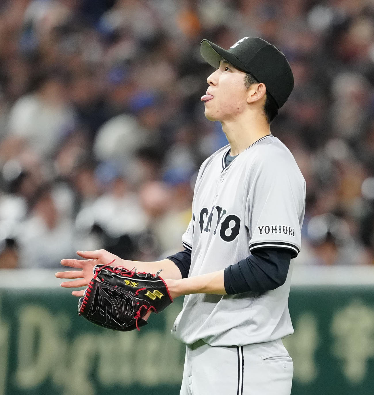 巨人対ドジャース　3回表ドジャース2死、T・ヘルナンデスにソロ本塁打を浴び、舌を出す戸郷（撮影・江口和貴）