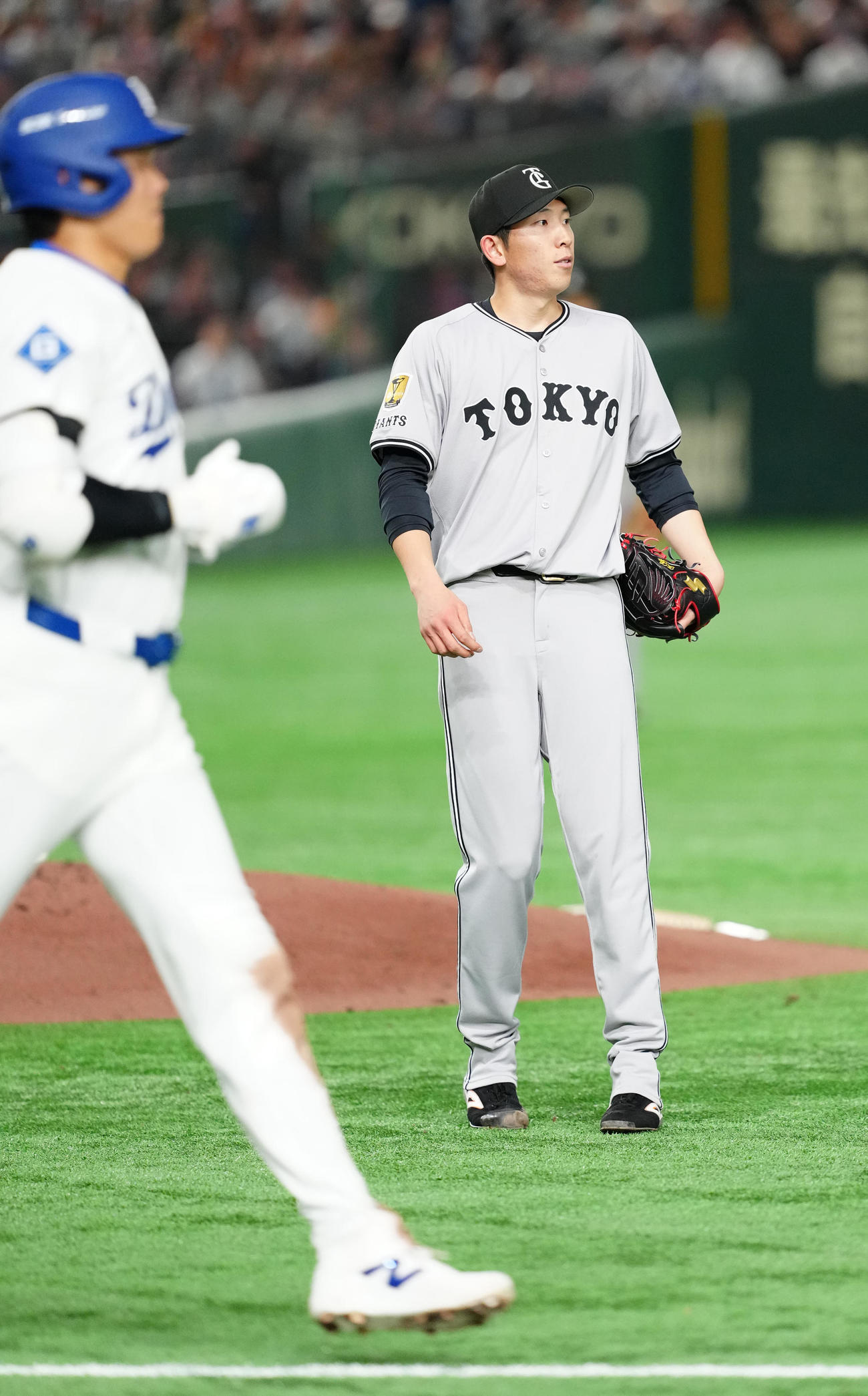 巨人対ドジャース　5回表ドジャース無死、大谷（左）を二ゴロに仕留めた戸郷（撮影・江口和貴）