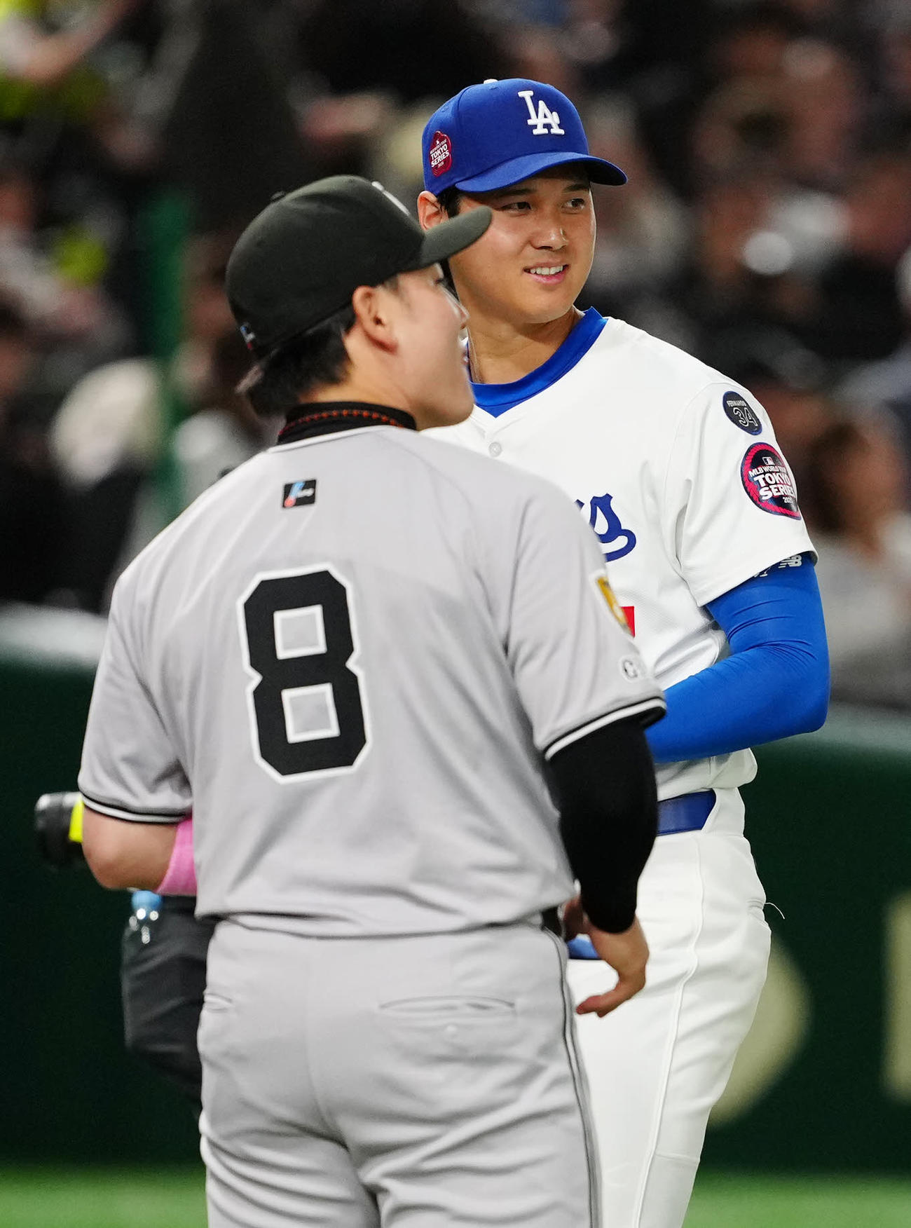 巨人対ドジャース　試合前、巨人丸（手前）と帽子を交換したドジャース大谷（撮影・江口和貴）