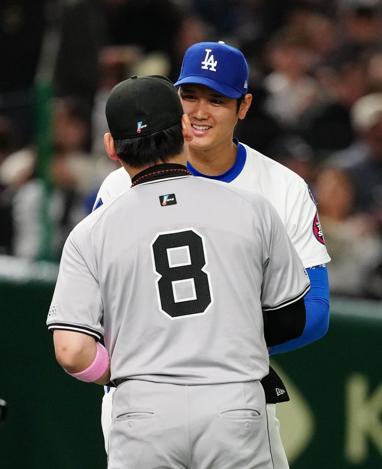 巨人対ドジャース　試合前、巨人丸（手前）と帽子を交換するドジャース大谷（撮影・江口和貴）