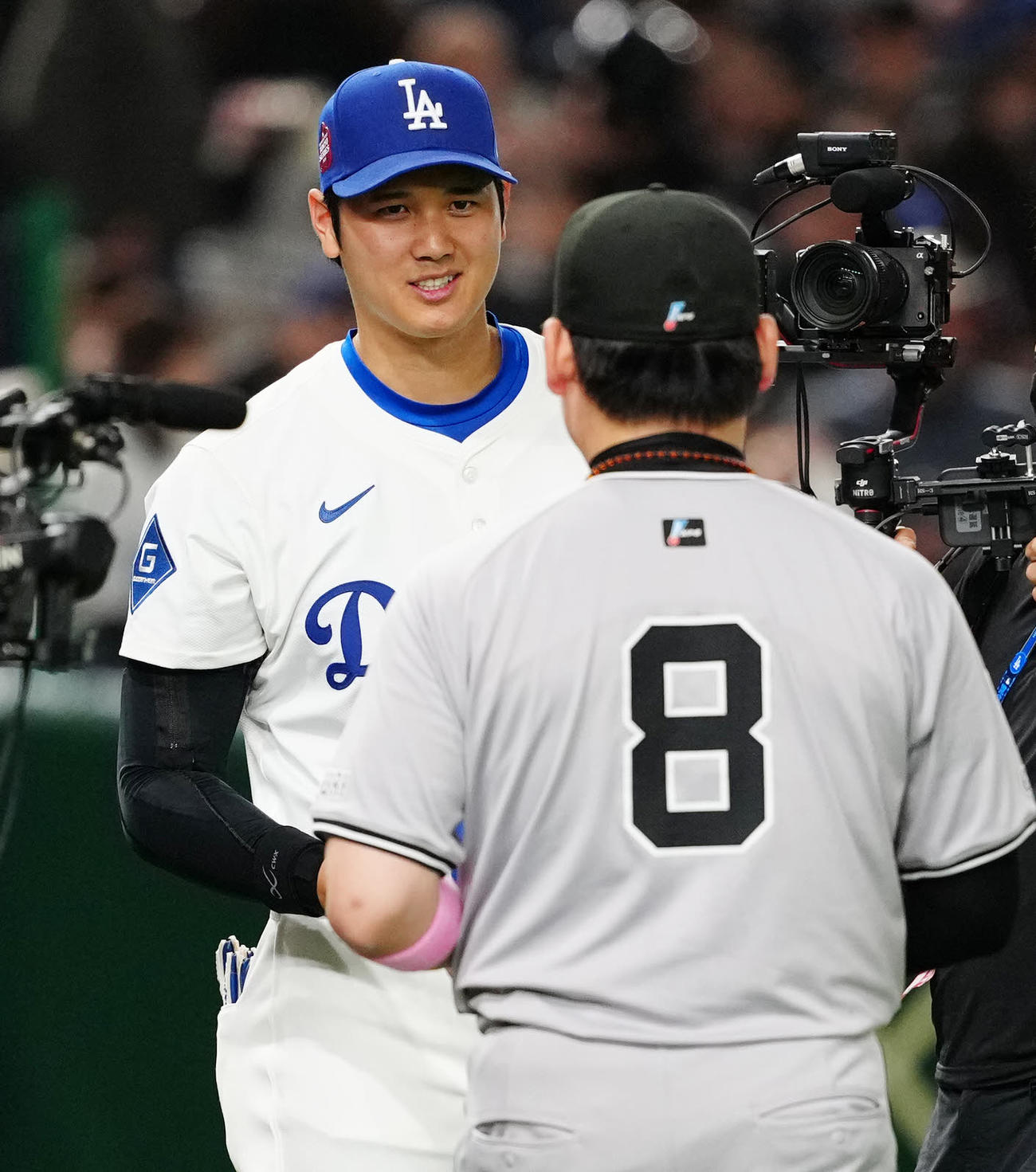 巨人対ドジャース　試合前、巨人丸（手前）と帽子を交換するドジャース大谷（撮影・江口和貴）