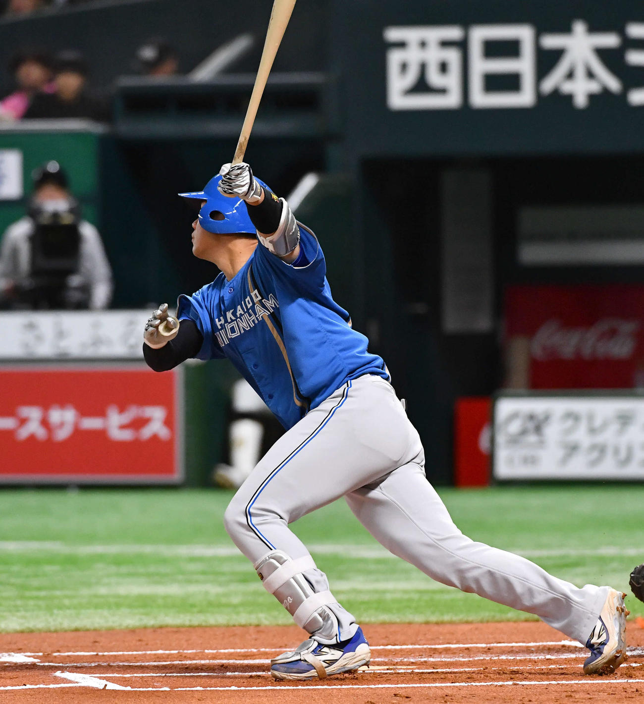 ソフトバンク対日本ハム　1回表日本ハム1死二、三塁、吉田は先制の右犠飛を放つ（撮影・岩下翔太）