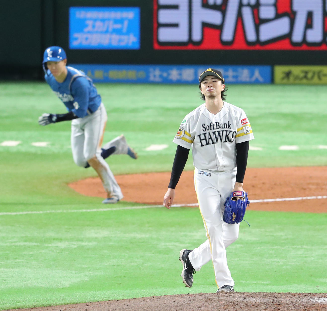 ソフトバンク対日本ハム　2回表日本ハム2死満塁、矢沢に中前2点適時打を浴びた上沢（撮影・梅根麻紀）