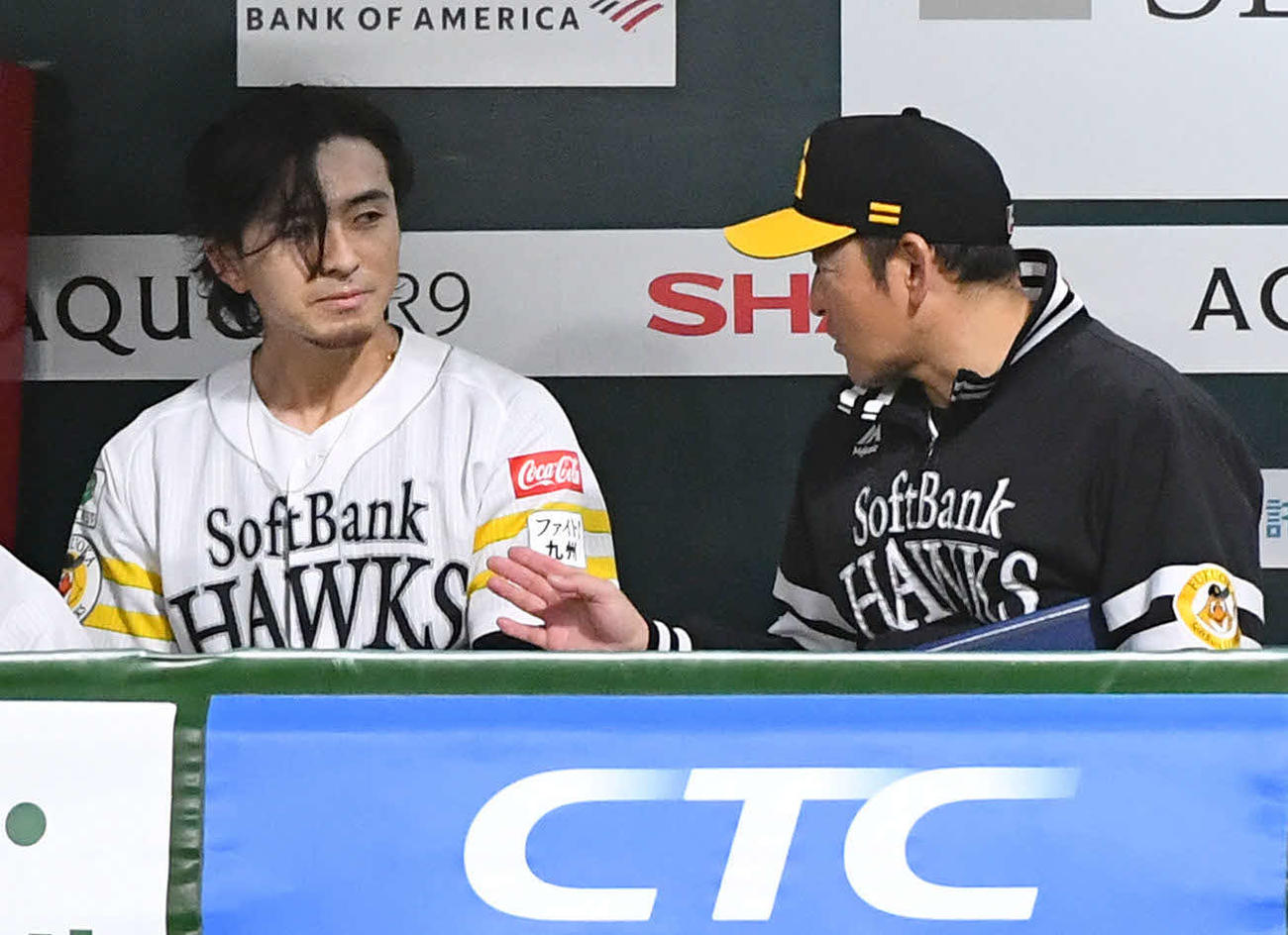 ソフトバンク対日本ハム　1回表終了後、ベンチで倉野コーチ（右）と話す上沢（撮影・岩下翔太）
