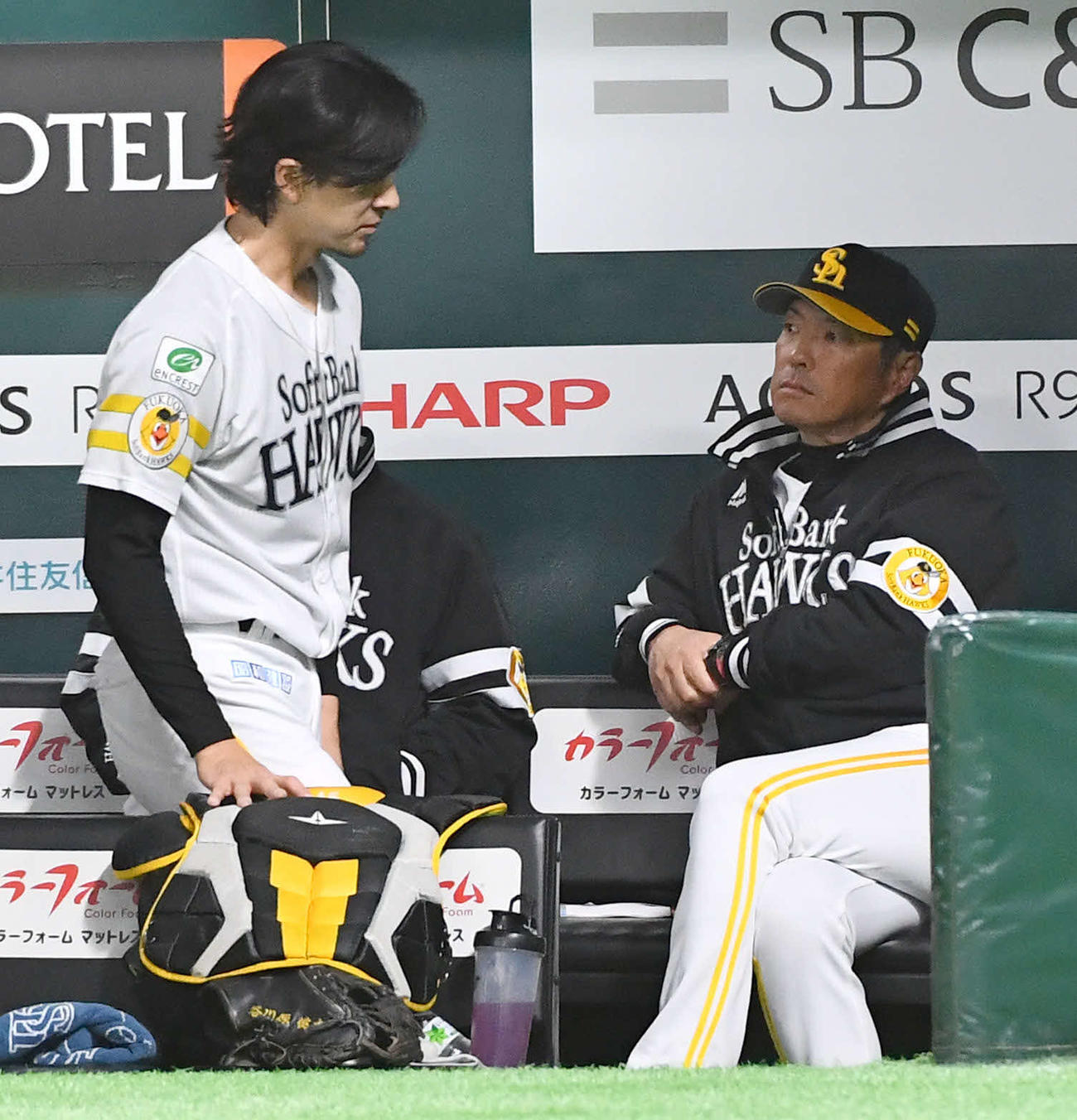 ソフトバンク対日本ハム　1回表終了後、ベンチ裏へ向かう上沢（左）。右は小久保監督（撮影・岩下翔太）