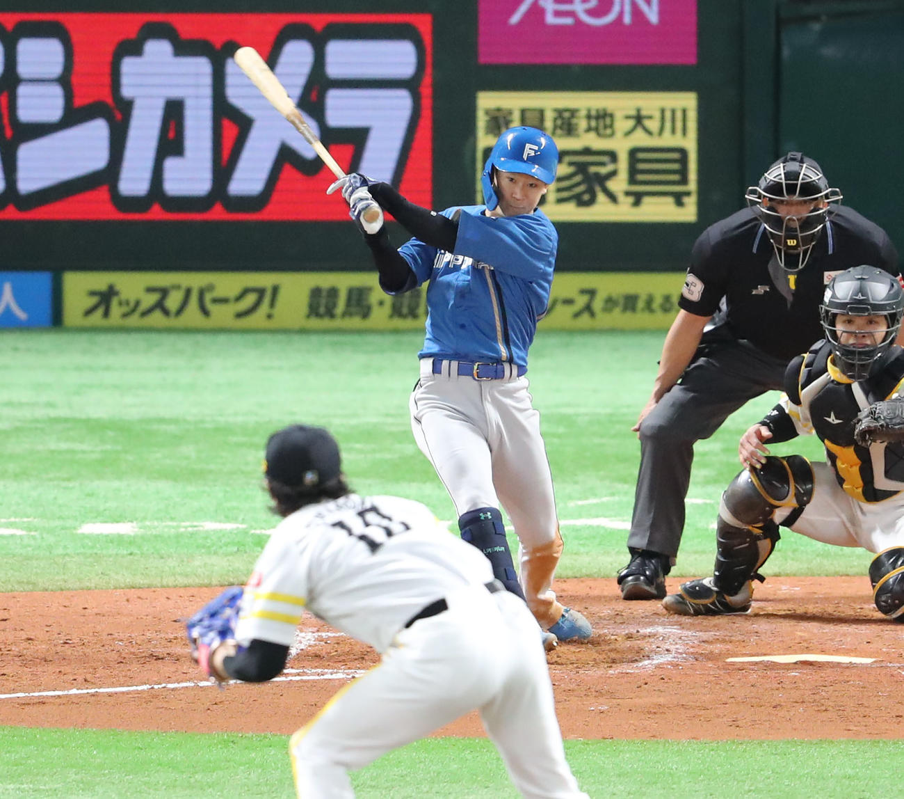 ソフトバンク対日本ハム　2回表日本ハム2死満塁、矢沢は中前に2点適時打を放つ（撮影・梅根麻紀）
