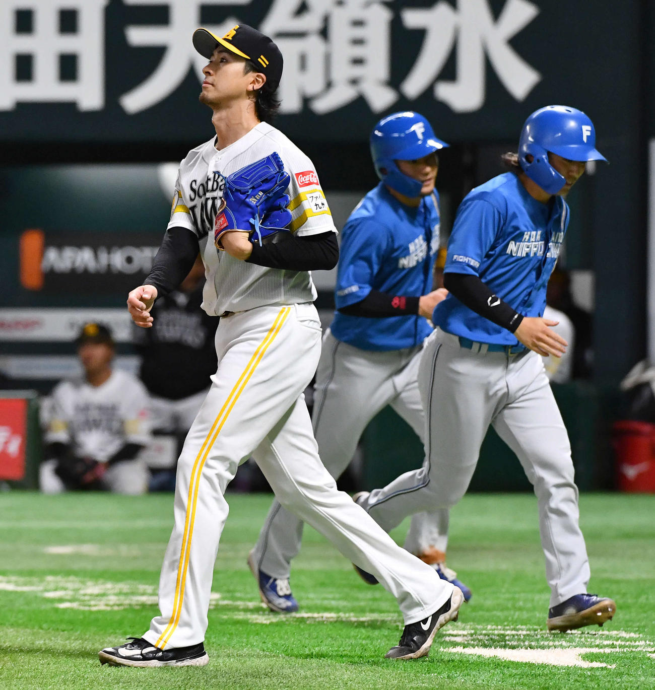 ソフトバンク対日本ハム　2回表日本ハム2死満塁、矢沢に中前2点適時打を打たれた上沢（撮影・岩下翔太）