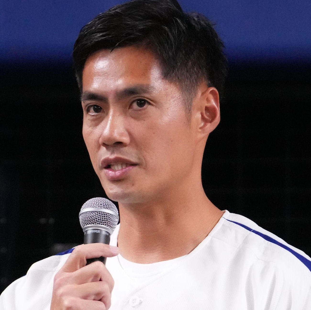 中日対西武　試合前、セレモニアルピッチ後あいさつするチェン・ウェイン氏（撮影・森本幸一）