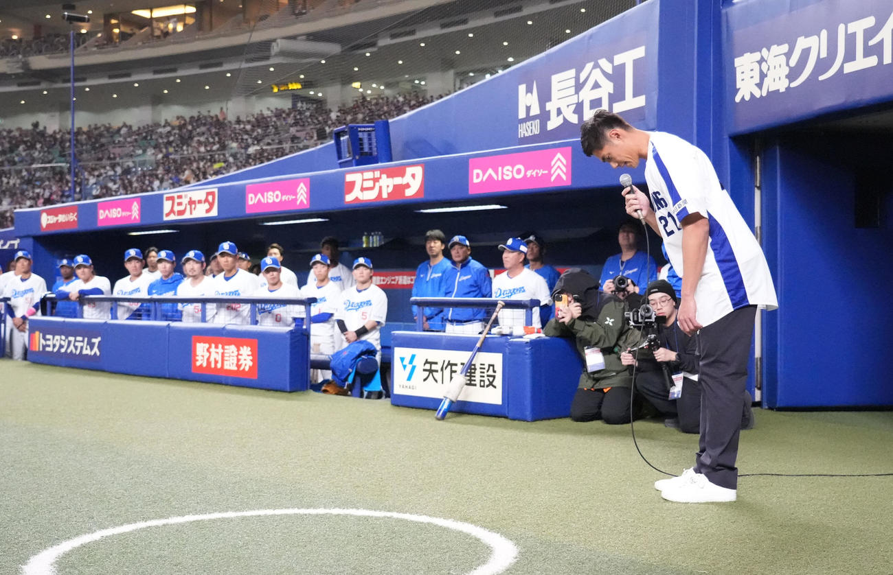中日対西武　試合前、セレモニアルピッチ後あいさつするチェン・ウェイン氏（右）（撮影・森本幸一）