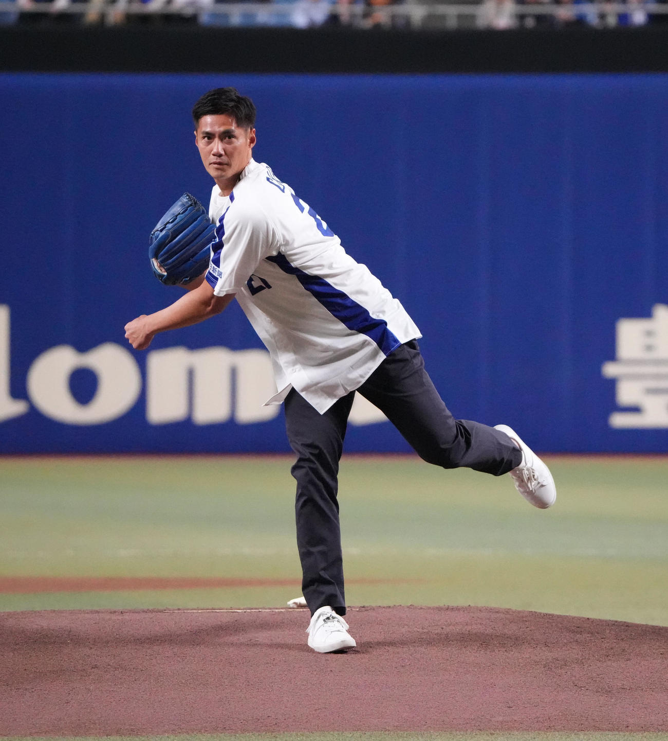 中日対西武　試合前、セレモニアルピッチを行うチェン・ウェイン氏（撮影・森本幸一）