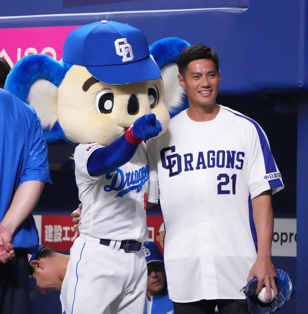 中日対西武　試合前、ドアラと再開を喜ぶチェン・ウェイン氏（右）（撮影・森本幸一）