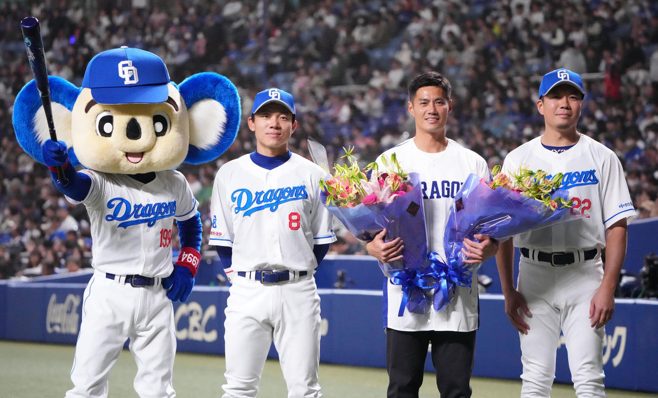 中日対西武　試合前、セレモニアルピッチ後、大野、大島らから花束を受け取るチェン・ウェイン氏（右から2人目）（撮影・森本幸一）