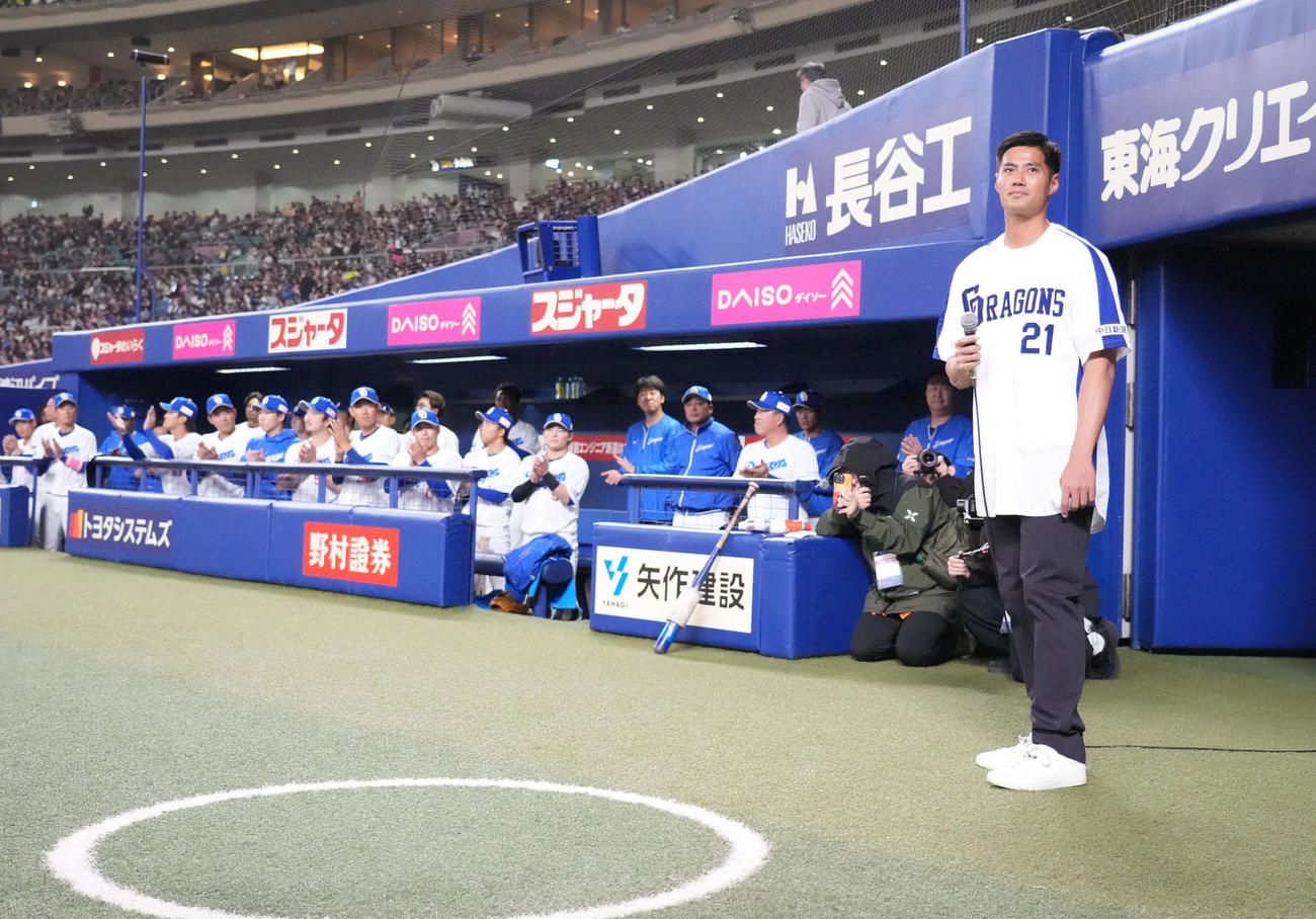 中日対西武　試合前、セレモニアルピッチ後あいさつするチェン・ウェイン氏（右）（撮影・森本幸一）