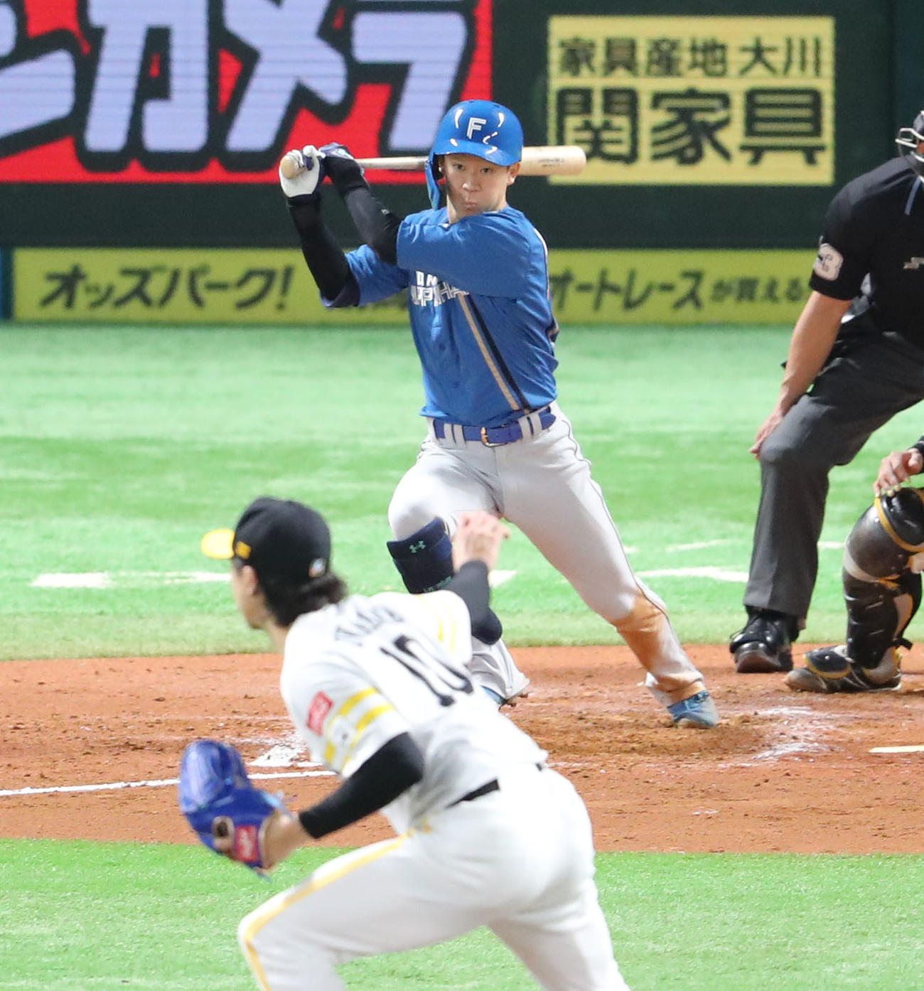 ソフトバンク対日本ハム　2回表日本ハム2死満塁、矢沢は中前に2点適時打を放つ（撮影・梅根麻紀）