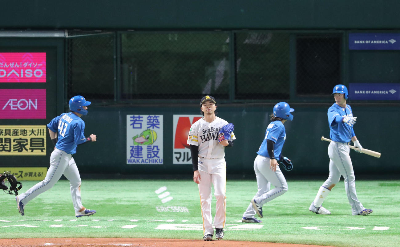 ソフトバンク対日本ハム　2回表日本ハム2死満塁、矢沢に中前2点適時打を浴びた上沢（撮影・梅根麻紀）
