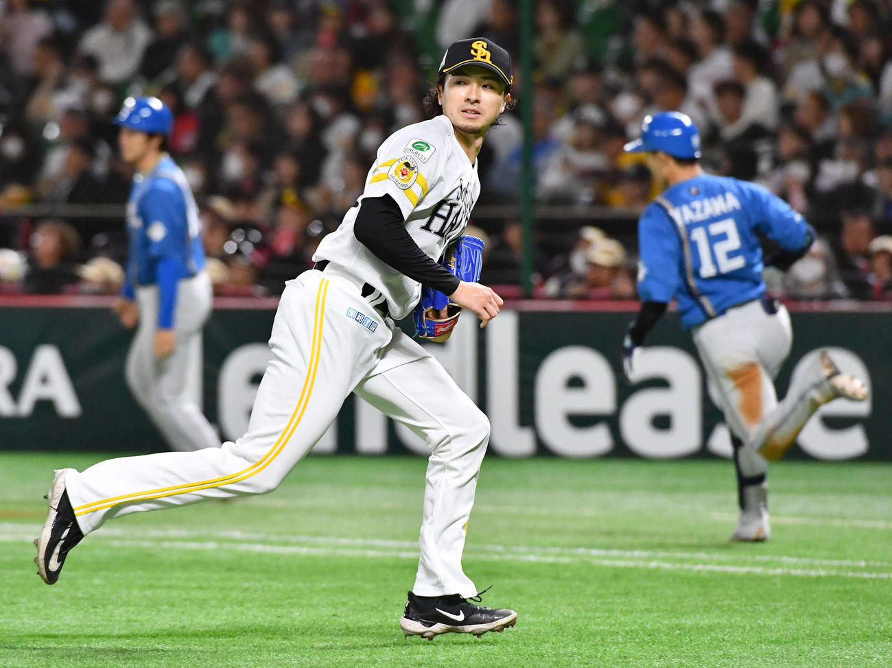 ソフトバンク対日本ハム　2回表日本ハム2死満塁、矢沢（右）に中前2点適時打を打たれた上沢（撮影・岩下翔太）