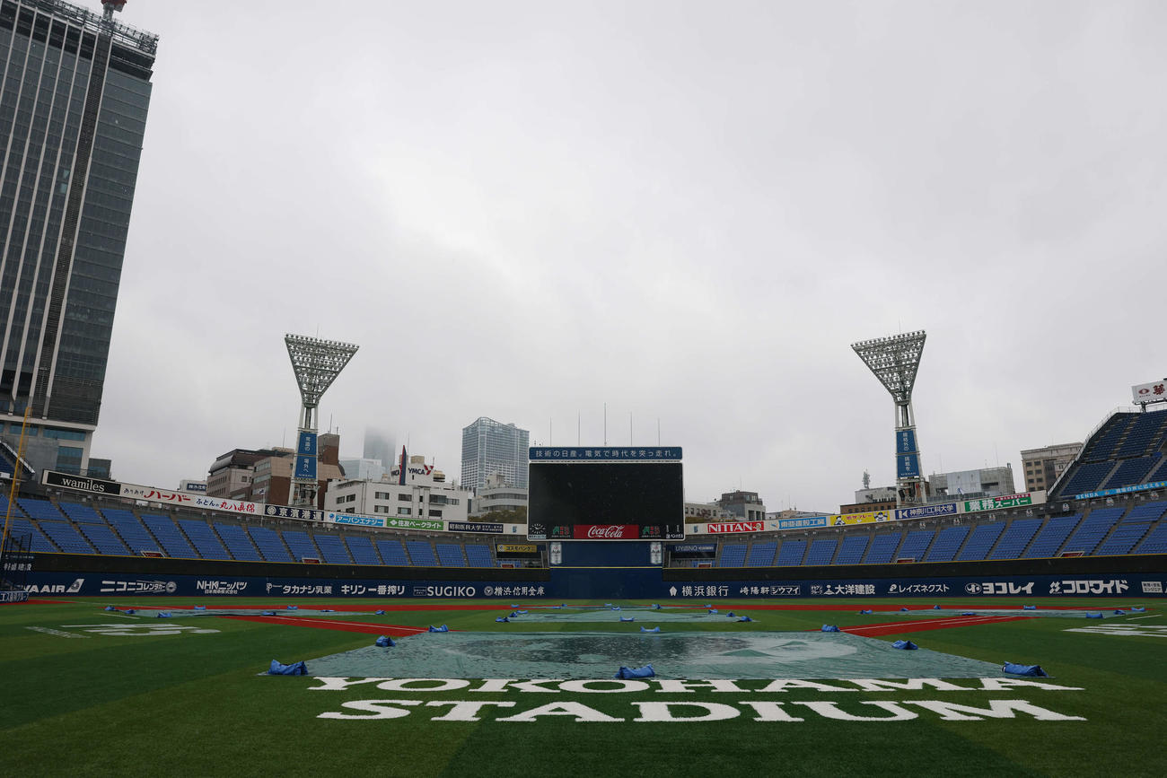 DeNA対楽天　雨天のため中止となった横浜スタジアム（撮影・宮地輝）