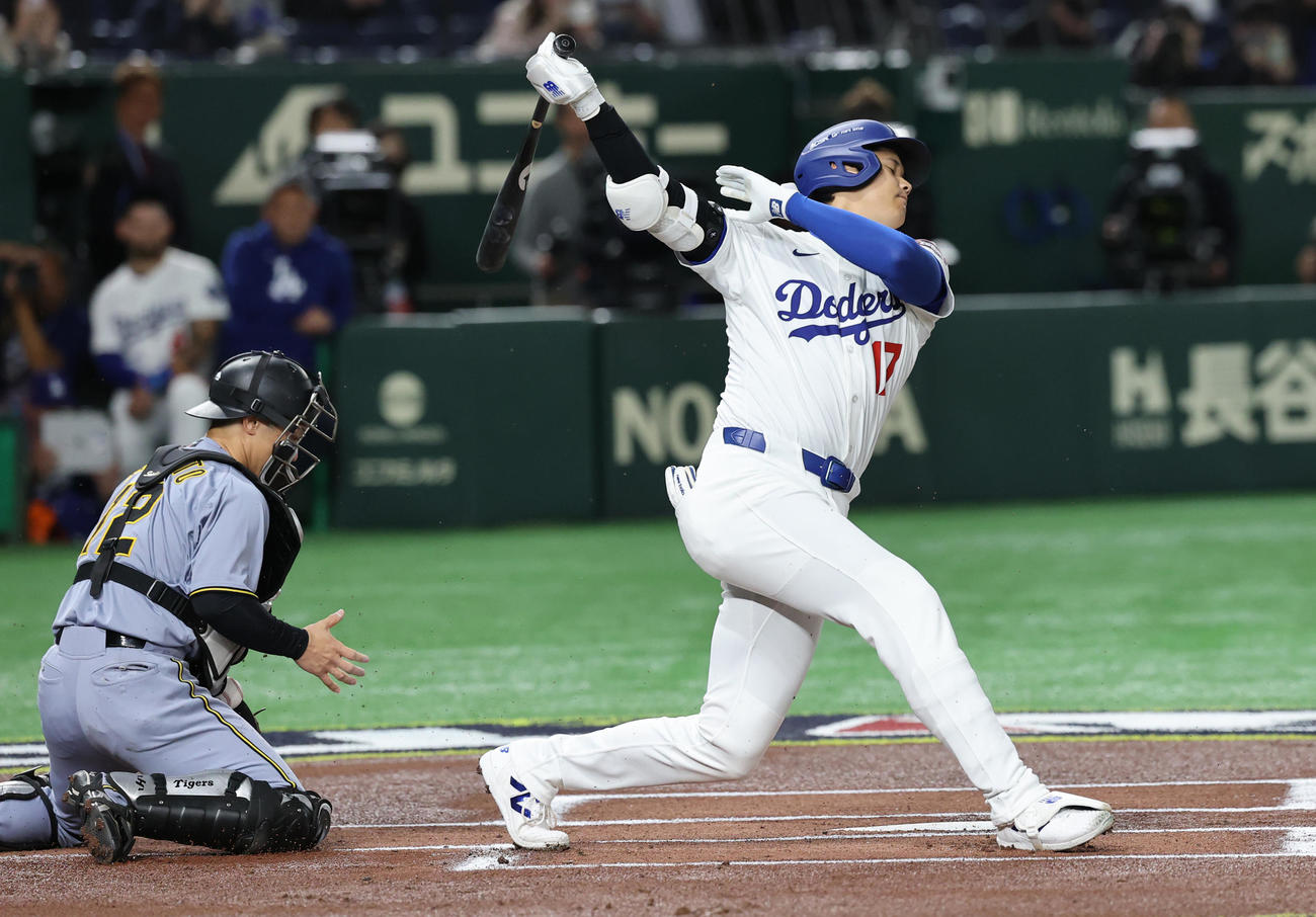 阪神対ドジャース　1回表ドジャース無死、空振り三振に倒れる大谷（撮影・野上伸悟）