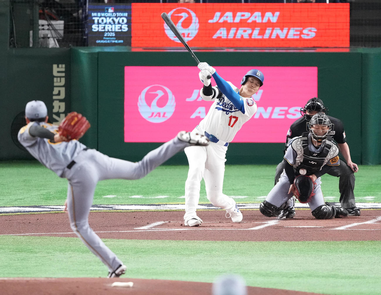 阪神対ドジャース　1回表ドジャース無死、空振り三振に倒れる大谷。投手才木（撮影・鈴木みどり）