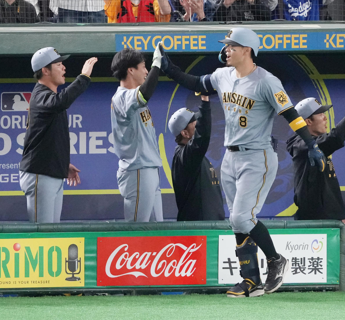 阪神対ドジャース　4回裏阪神無死一、三塁、先制の右越え3点本塁打を放った佐藤輝（右）はナインと笑顔でハイタッチ（撮影・鈴木みどり）