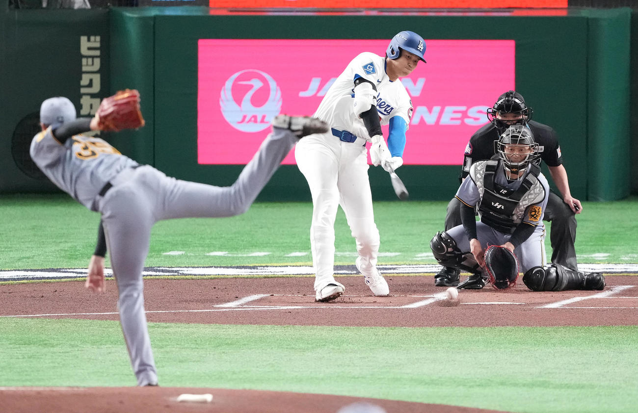 阪神対ドジャース　1回表ドジャース無死、空振り三振に倒れる大谷。投手才木（撮影・鈴木みどり）