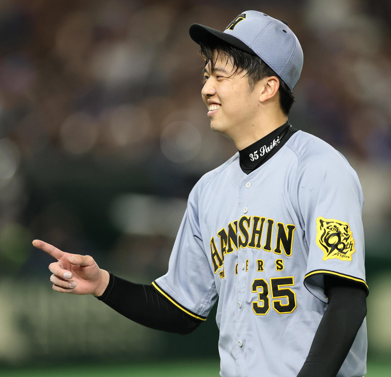 阪神対ドジャース　5回無失点で終え、笑顔でベンチに戻る才木（撮影・野上伸悟）