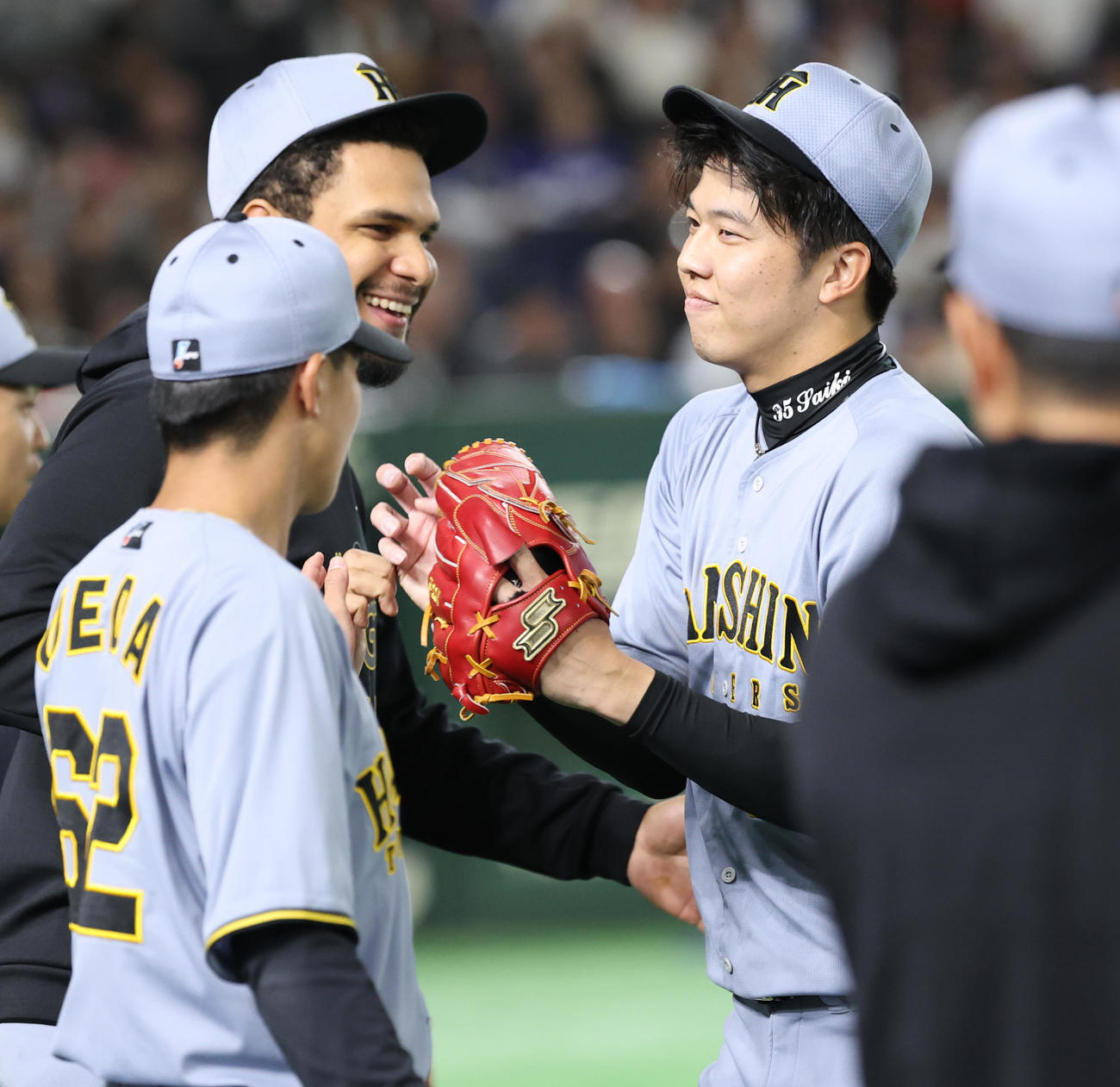 阪神対ドジャース　1回表を3者凡退で終え、笑顔でベンチに戻る才木（撮影・野上伸悟）