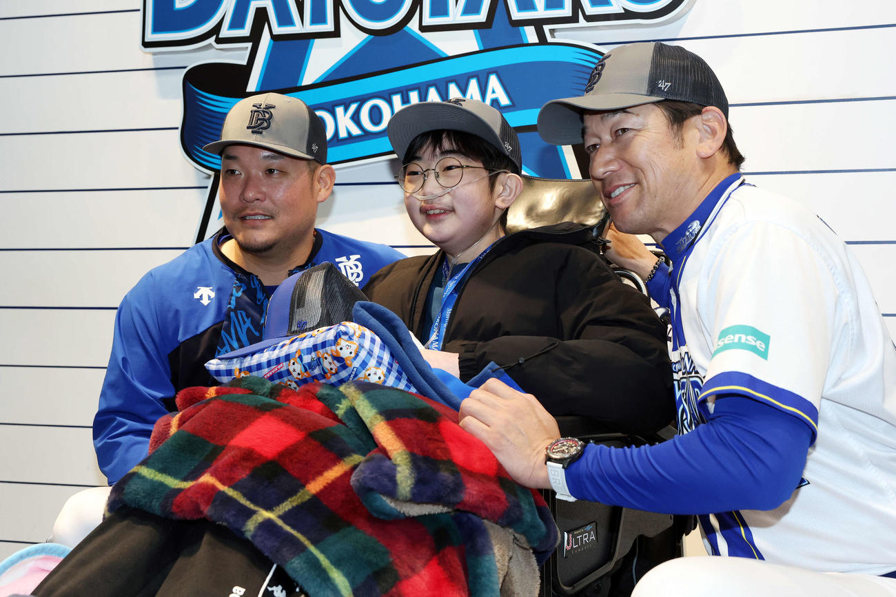 病と闘い続ける西山穣くん（中央）と笑顔で記念撮影するDeNA筒香（左）と三浦監督（撮影・宮地輝）
