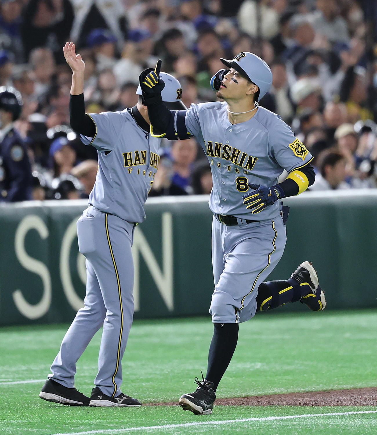 阪神対ドジャース　4回裏阪神無死一、三塁、右越え先制3点本塁打を放ち三塁を回る佐藤輝（撮影・野上伸悟）