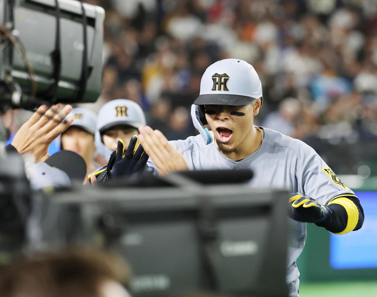 阪神対ドジャース　4回裏阪神無死一、三塁、右越え先制3点本塁打を放ち喜ぶ佐藤輝（撮影・野上伸悟）