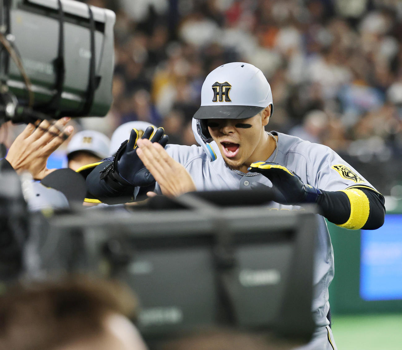 阪神対ドジャース　4回裏阪神無死一、三塁、右越え先制3点本塁打を放ち喜ぶ佐藤輝（撮影・野上伸悟）