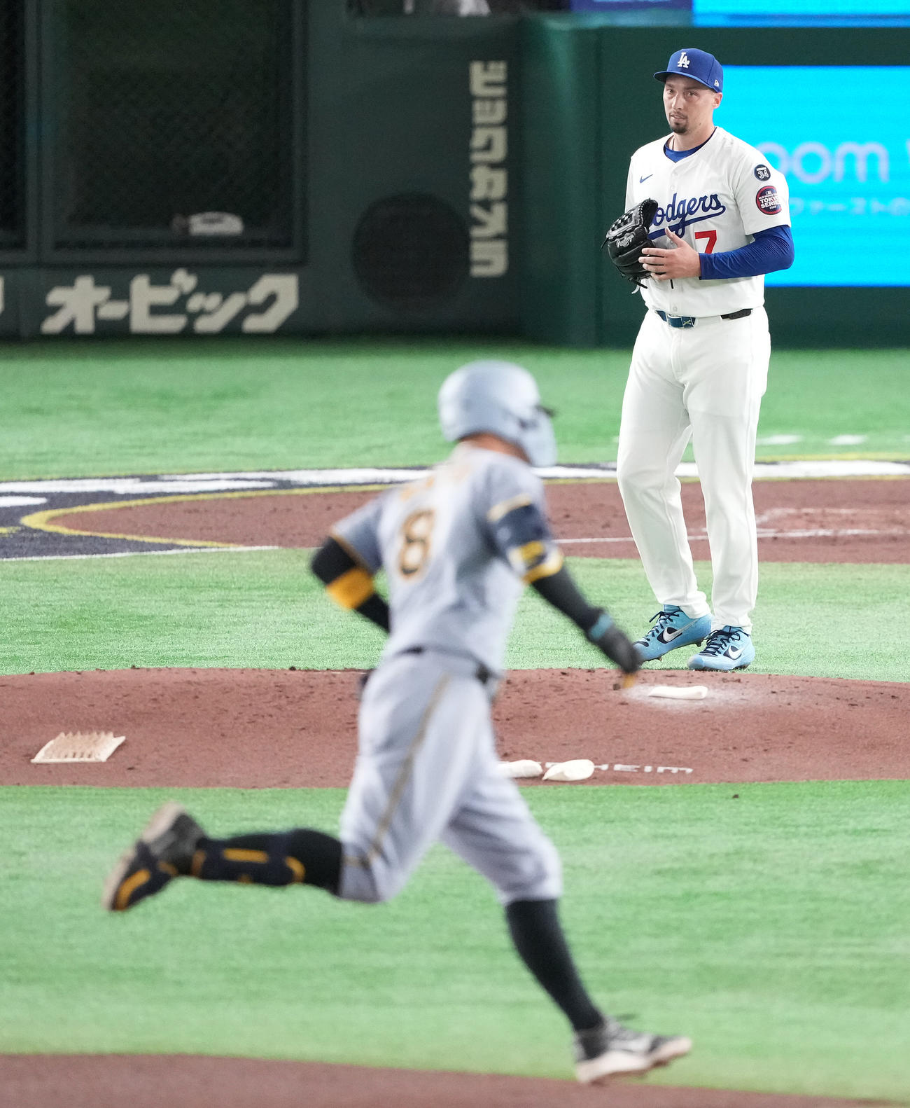 阪神対ドジャース　4回裏阪神無死一、三塁、佐藤輝に先制の右越え3点本塁打を浴びるスネル（撮影・鈴木みどり）