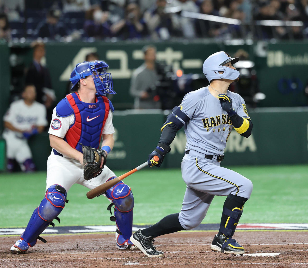 阪神対ドジャース　4回裏阪神無死一、三塁、右越え先制3点本塁打を放つ佐藤輝（撮影・野上伸悟）