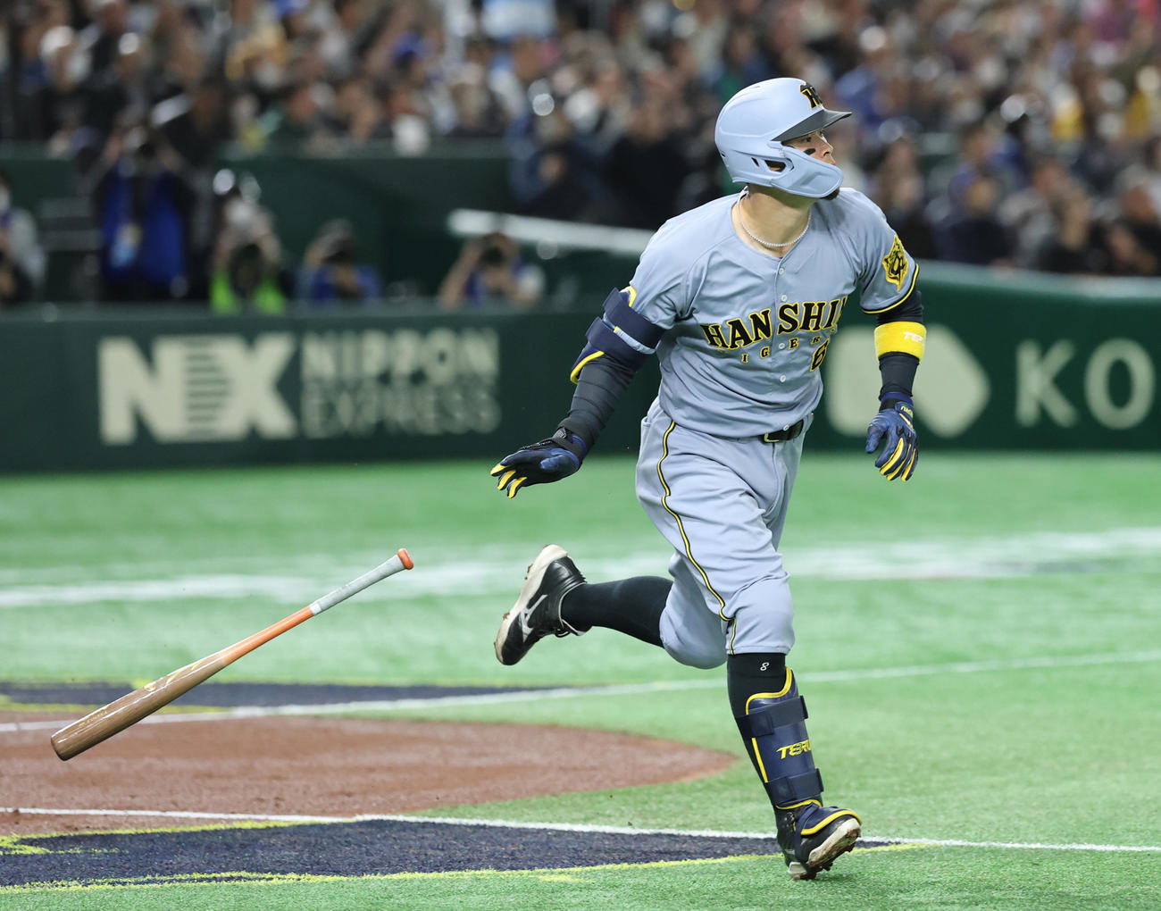阪神対ドジャース　4回裏阪神無死一、三塁、右越え先制3点本塁打を放つ佐藤輝（撮影・野上伸悟）