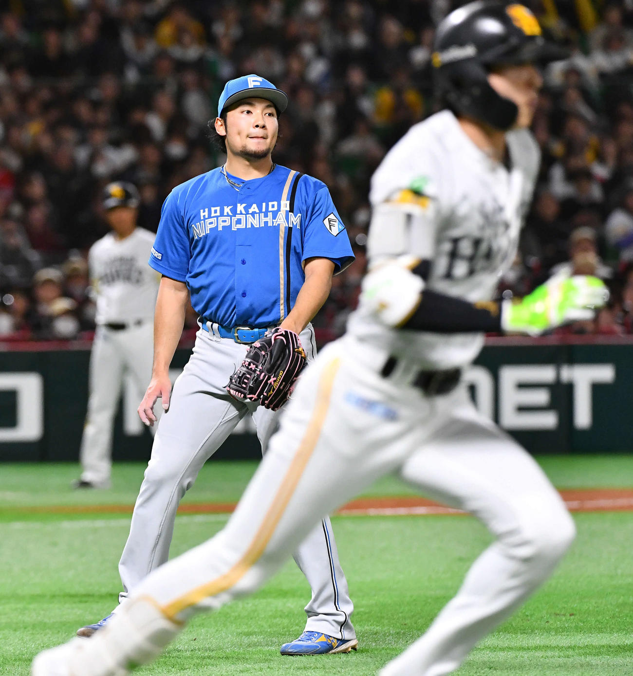 ソフトバンク対日本ハム　3回裏ソフトバンク2死、周東（右）を空振り三振に抑えた伊藤（撮影・岩下翔太）