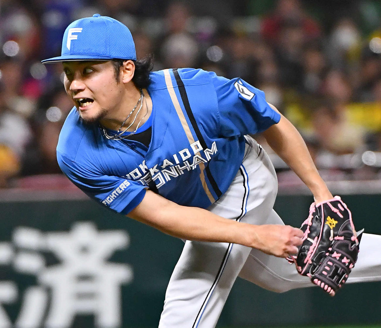 ソフトバンク対日本ハム　雄たけびをあげながら力投する日本ハム先発の伊藤（撮影・岩下翔太）