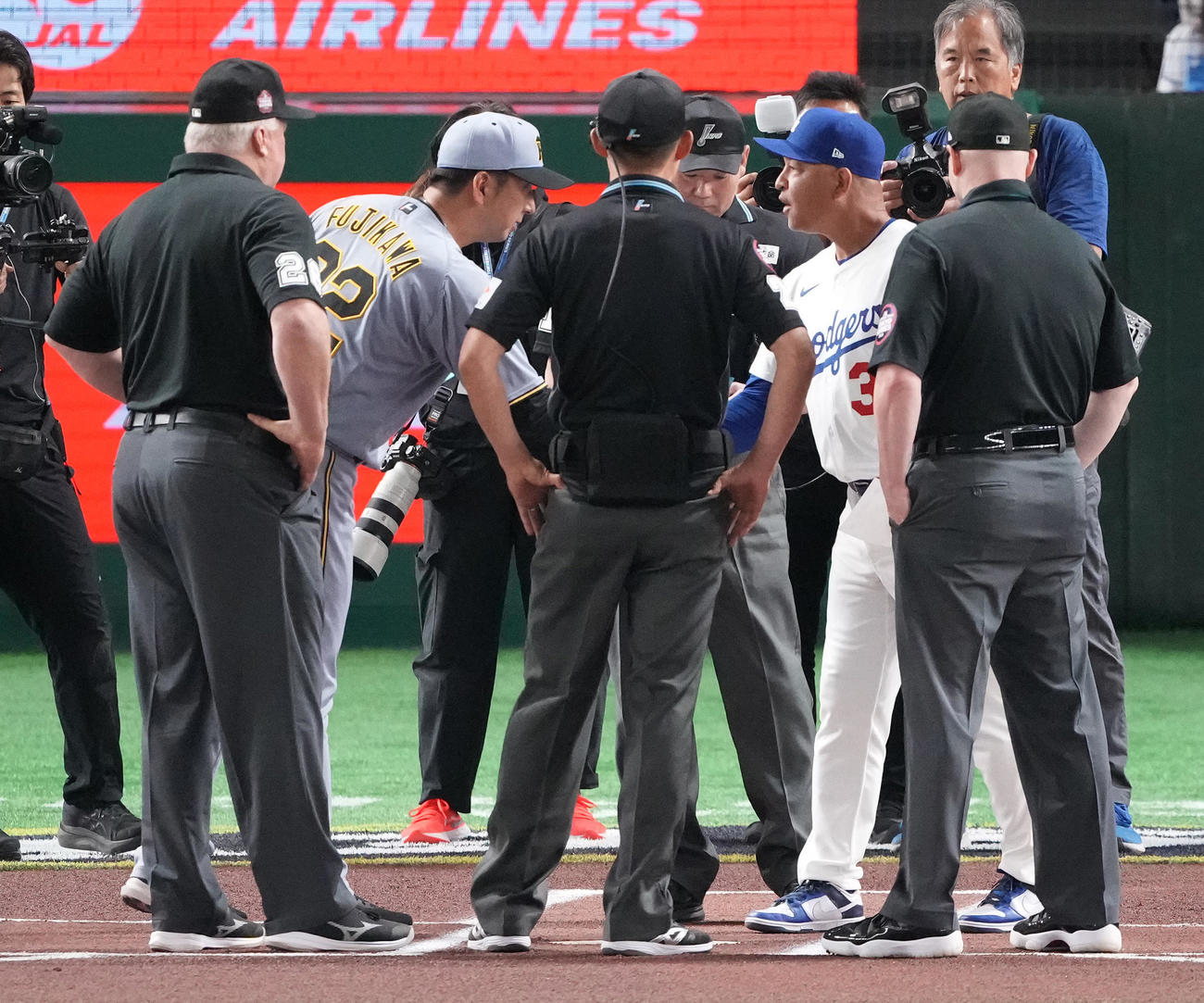 阪神対ドジャース　試合前、握手を交わすドジャースのロバーツ監督と阪神藤川監督（撮影・鈴木みどり）