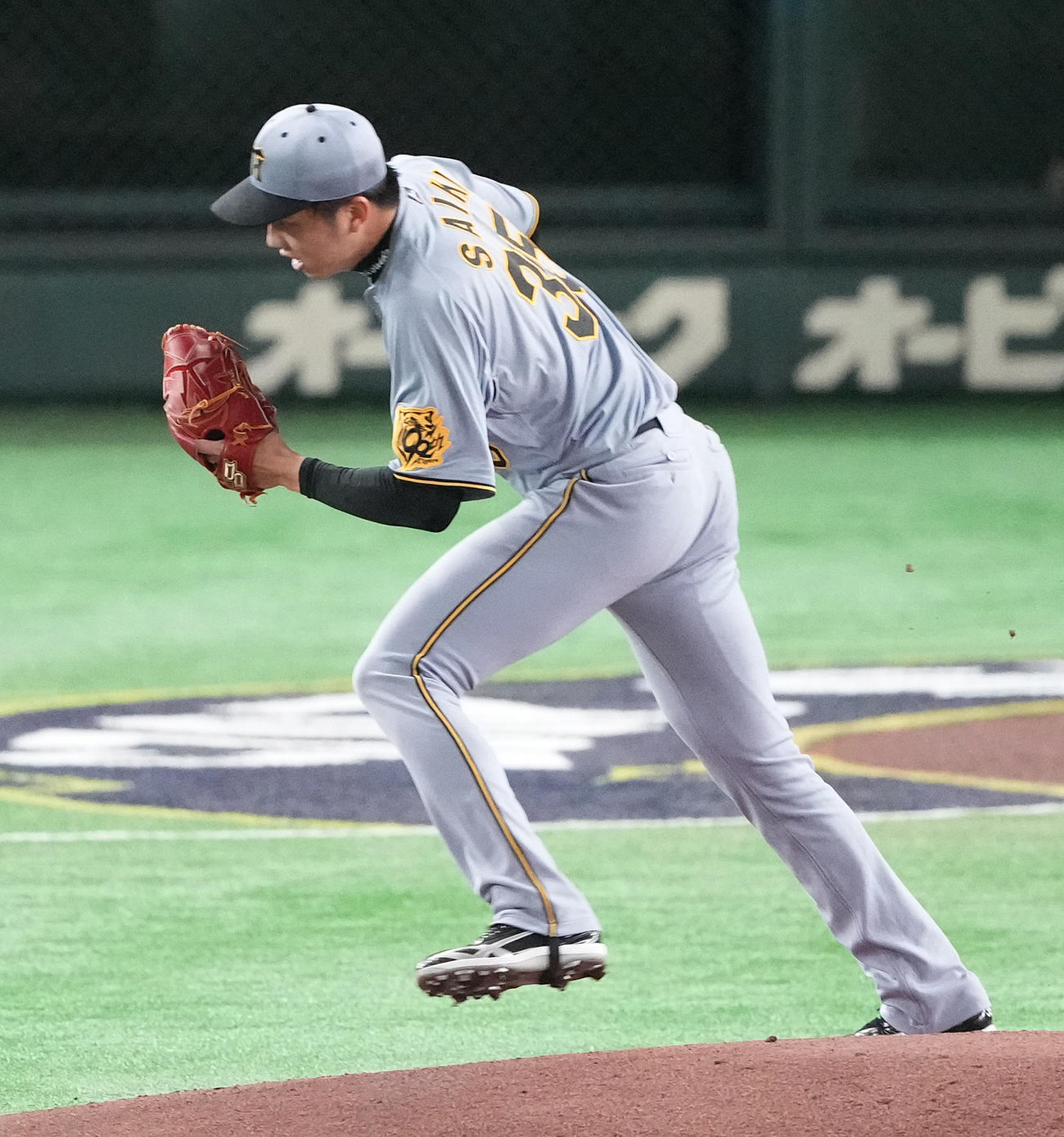 阪神対ドジャース　2回表ドジャース無死、ヘルナンデスの打球を捕球し、投ゴロに仕留めた才木（撮影・鈴木みどり）