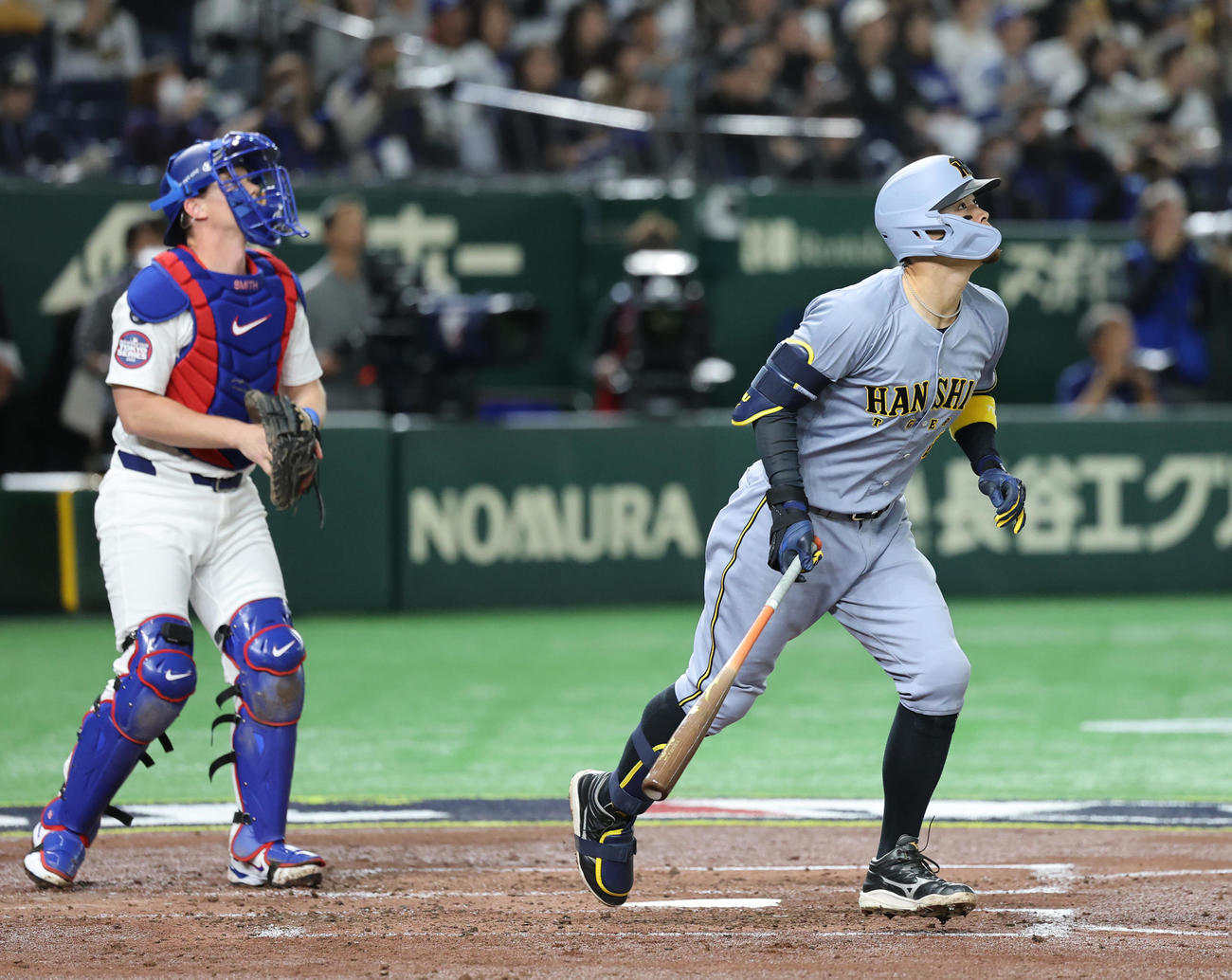 阪神対ドジャース　4回裏阪神無死一、三塁、右越え先制3点本塁打を放つ佐藤輝（撮影・野上伸悟）