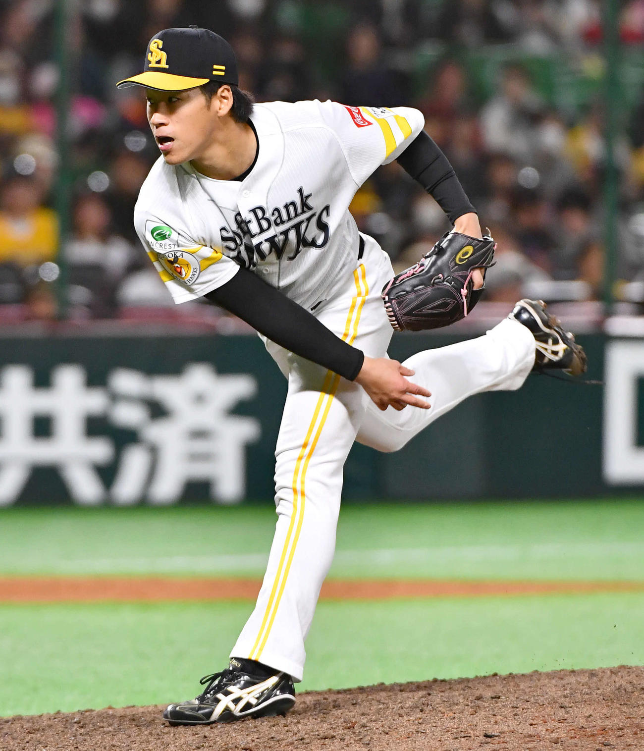 ソフトバンク対日本ハム　9回表日本ハム1死一、二塁から登板した、ソフトバンク6番手の岩崎（撮影・岩下翔太）