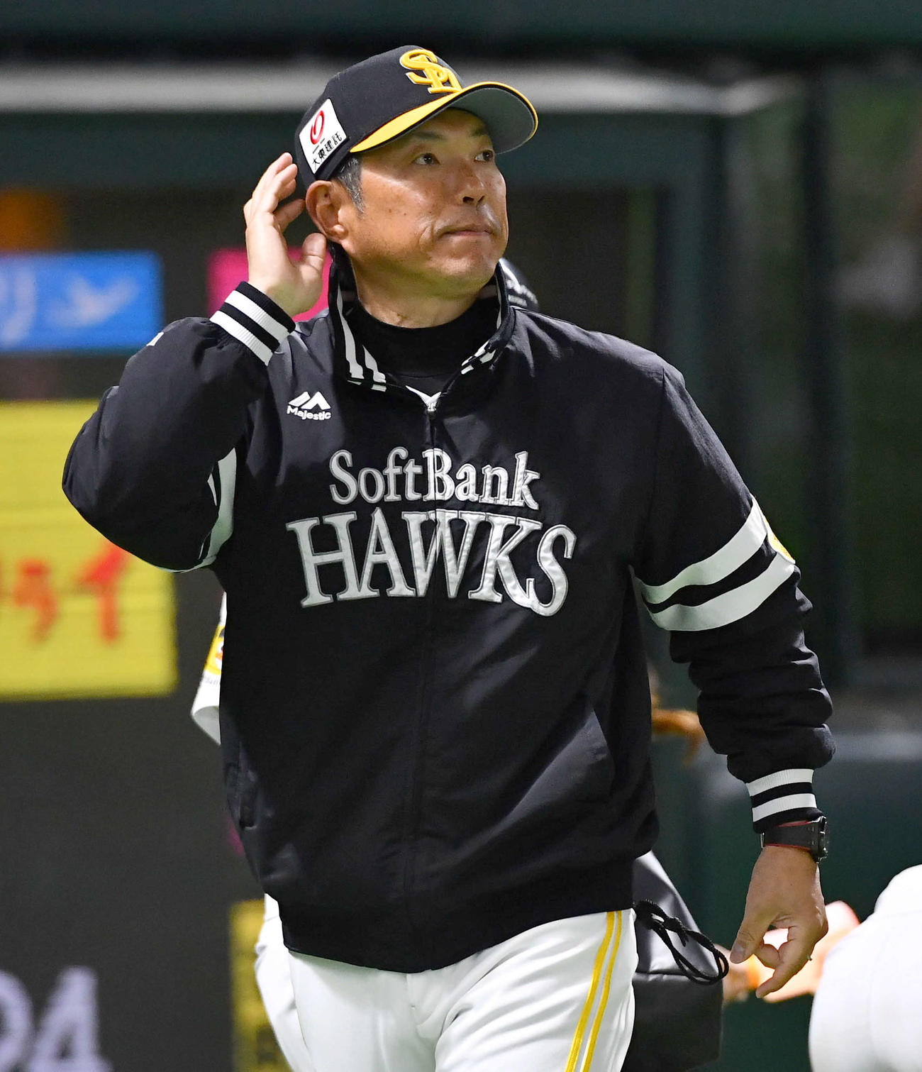ソフトバンク対日本ハム　5回裏終了後、投手の交代を告げてベンチへ戻る小久保監督（撮影・岩下翔太）